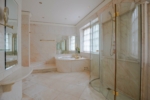 Villa in Berlin - Masterbad mit Wanne und Dusche